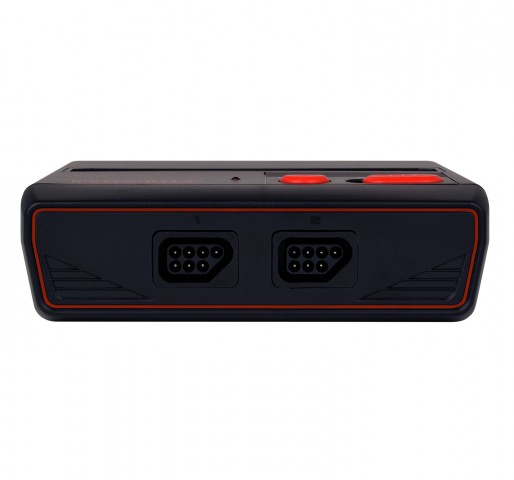 Die Anschlüsse für die Controller sind vorne. (Bild: Retrobit)